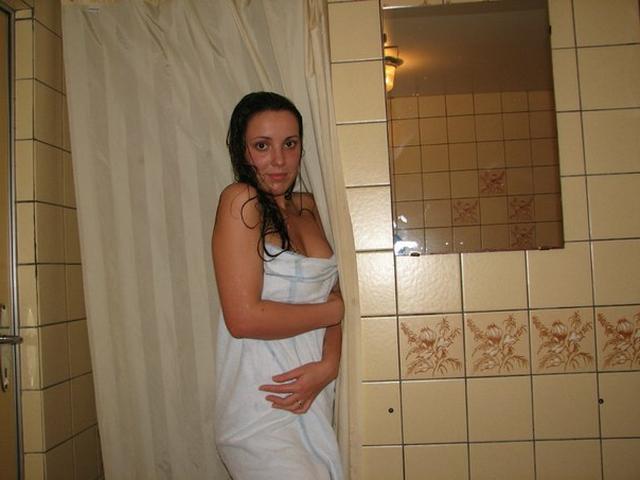 Хорошенькая Юленька раздевается перед женихом 17 фото