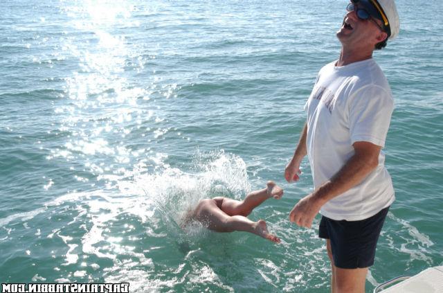 Девка отдалась двум старым морякам 28 фото