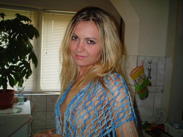 Молоденькая Аня позирует дома 15 фото