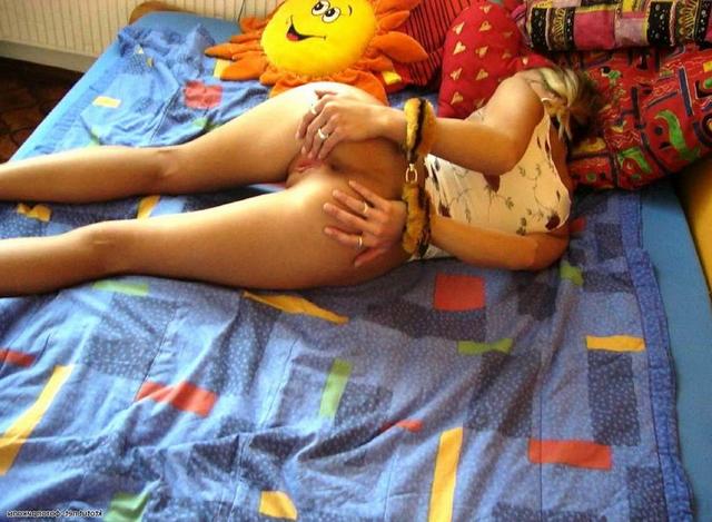 Совсем молодые девки с голыми кисками 20 фото