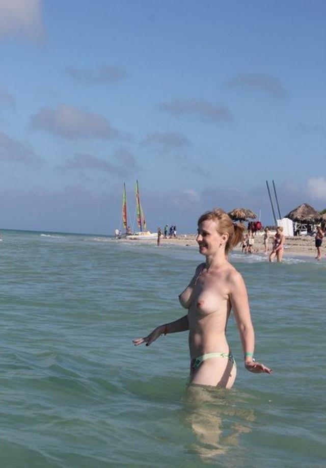 Вполне симпатичная телочка оттянулась на отдыхе 9 фото