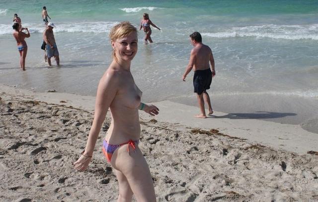 Вполне симпатичная телочка оттянулась на отдыхе 3 фото