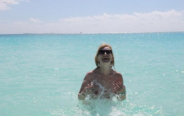 Вполне симпатичная телочка оттянулась на отдыхе 7 фото