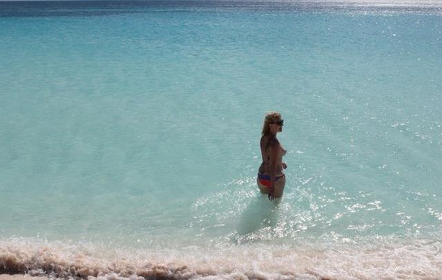 Вполне симпатичная телочка оттянулась на отдыхе 20 фото