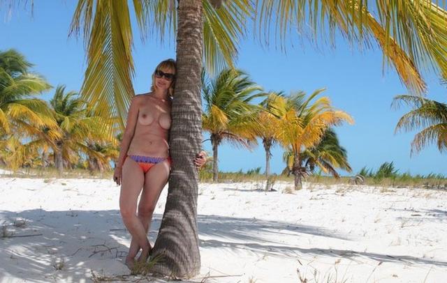 Вполне симпатичная телочка оттянулась на отдыхе 8 фото