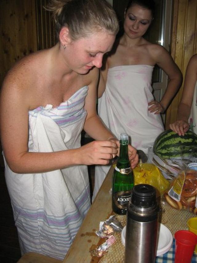 Голые молодухи развлекаются в бане 14 фото