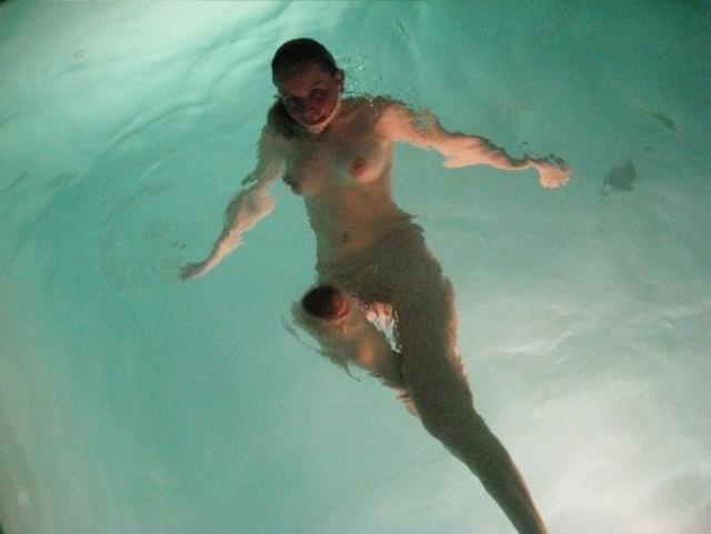 Голые молодухи развлекаются в бане 12 фото