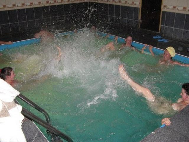 Голые молодухи развлекаются в бане 10 фото