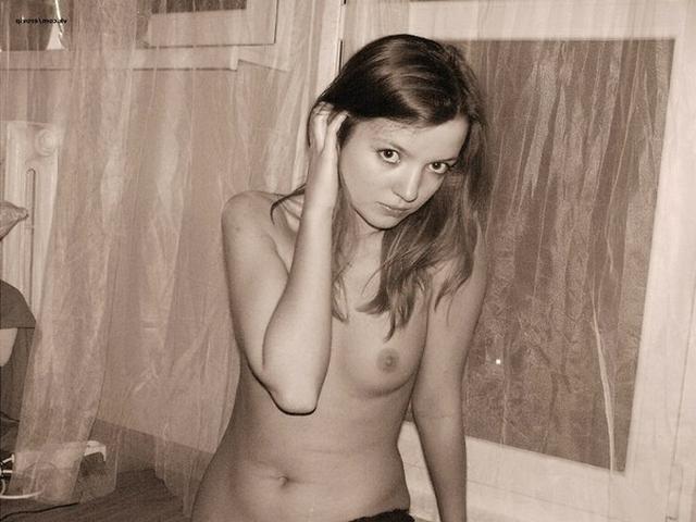 Девушка с ангельским личиком оголилась 16 фото
