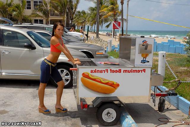 Продавщица хотдогов отдалась клиентку 1 фото