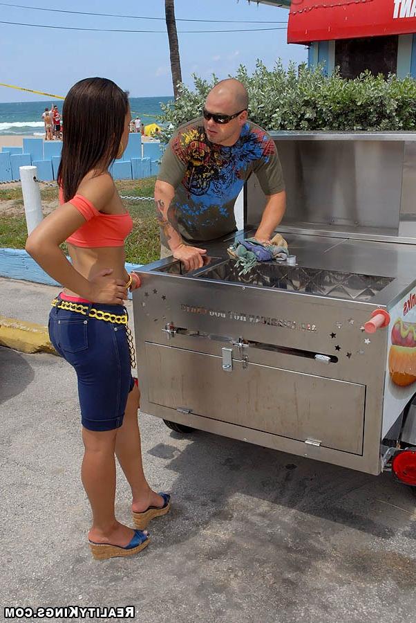 Продавщица хотдогов отдалась клиентку 4 фото