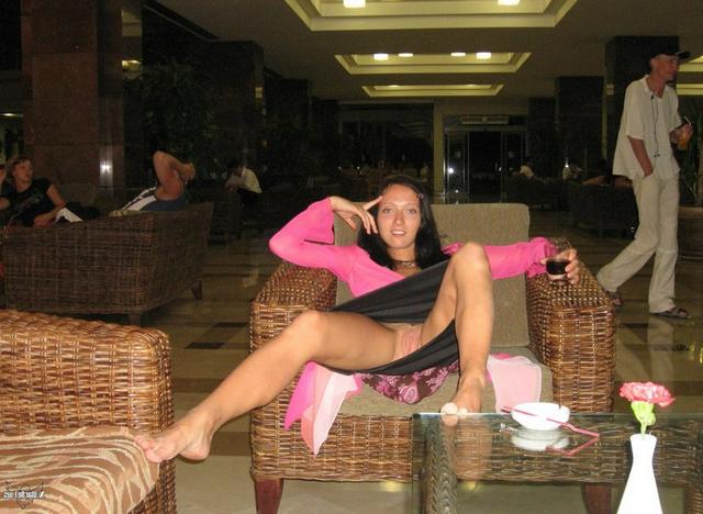 Под юбками скрываются голые киски 2 фото