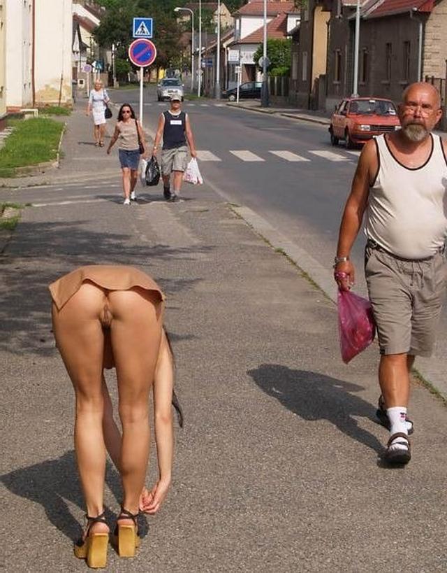 Под юбками скрываются голые киски 4 фото