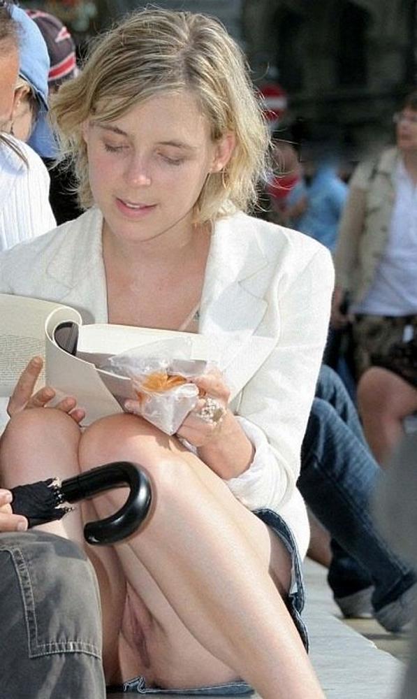 Под юбками скрываются голые киски 13 фото