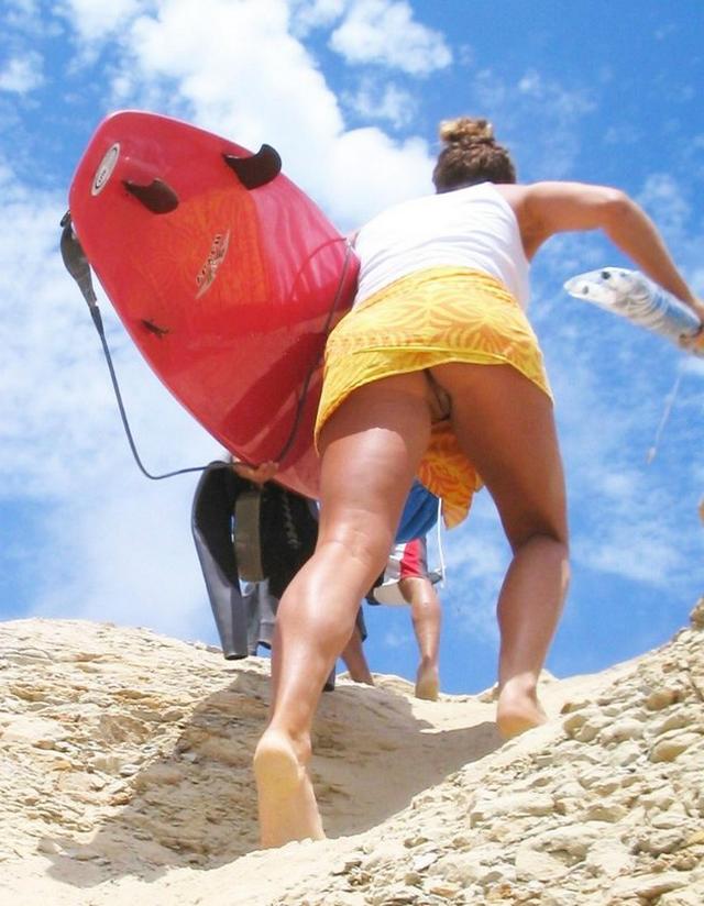 Под юбками скрываются голые киски 12 фото