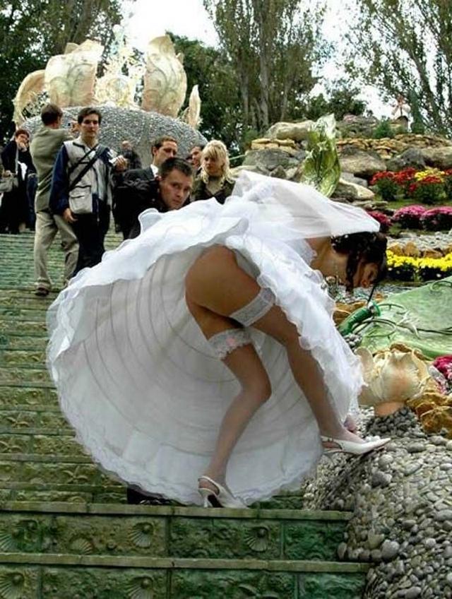 Под юбками скрываются голые киски 10 фото