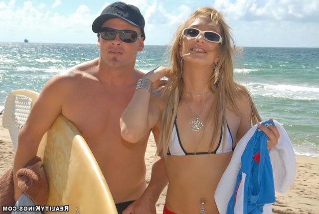 Подрюкалась на яхте с лысым парнем 4 фото