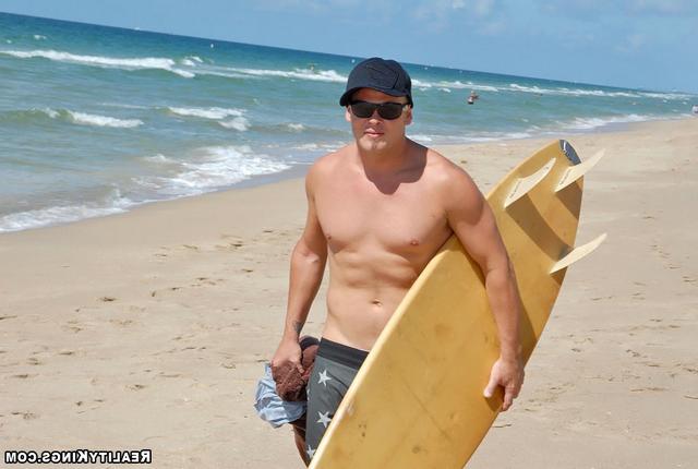 Подрюкалась на яхте с лысым парнем 2 фото