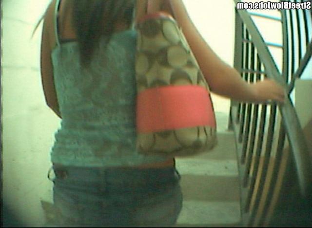 Трахнул брюнетку прямо на улице 4 фото