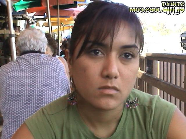 Уборщица ресторана отсосала клиенту в машине 3 фото