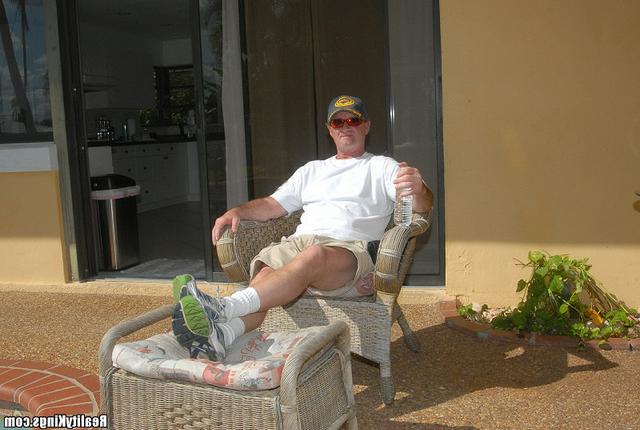 Молодые крали потрахались с лысым мачо 1 фото