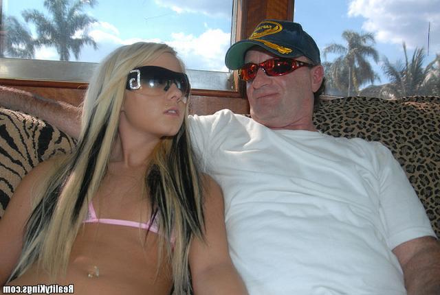 Молодые крали потрахались с лысым мачо 6 фото