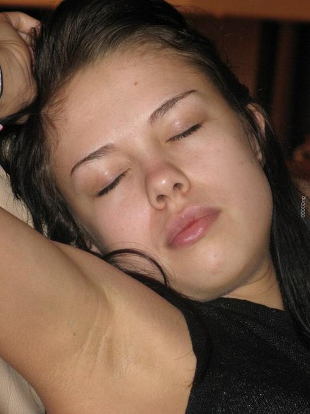 Хорошенькая брюнетка на отдыхе 5 фото