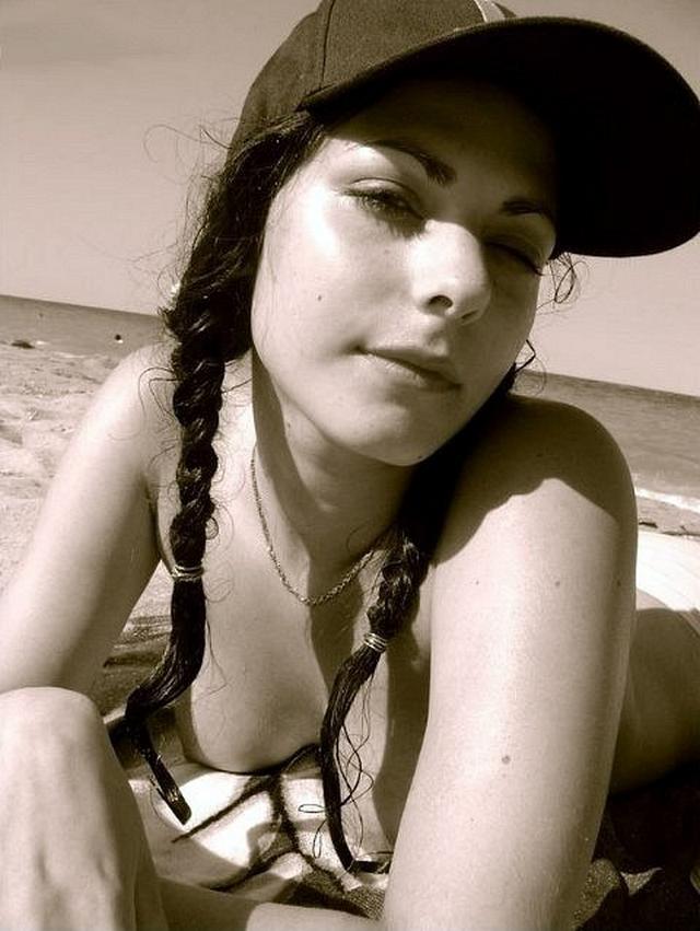 Симпотная сучка загорает без лифчика 7 фото