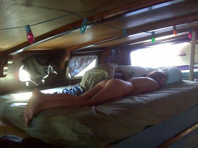 Дамы дрыхнут, а мужики их снимают 22 фото