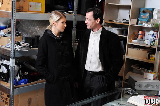 Света обслужила двух сотрудников 1 фото