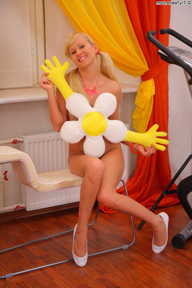 Блондиночка получила пенис в попу 4 фото