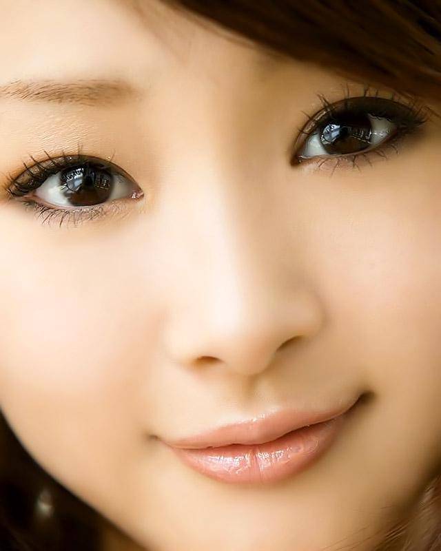 Смазливая японская девушка оголилась 2 фото