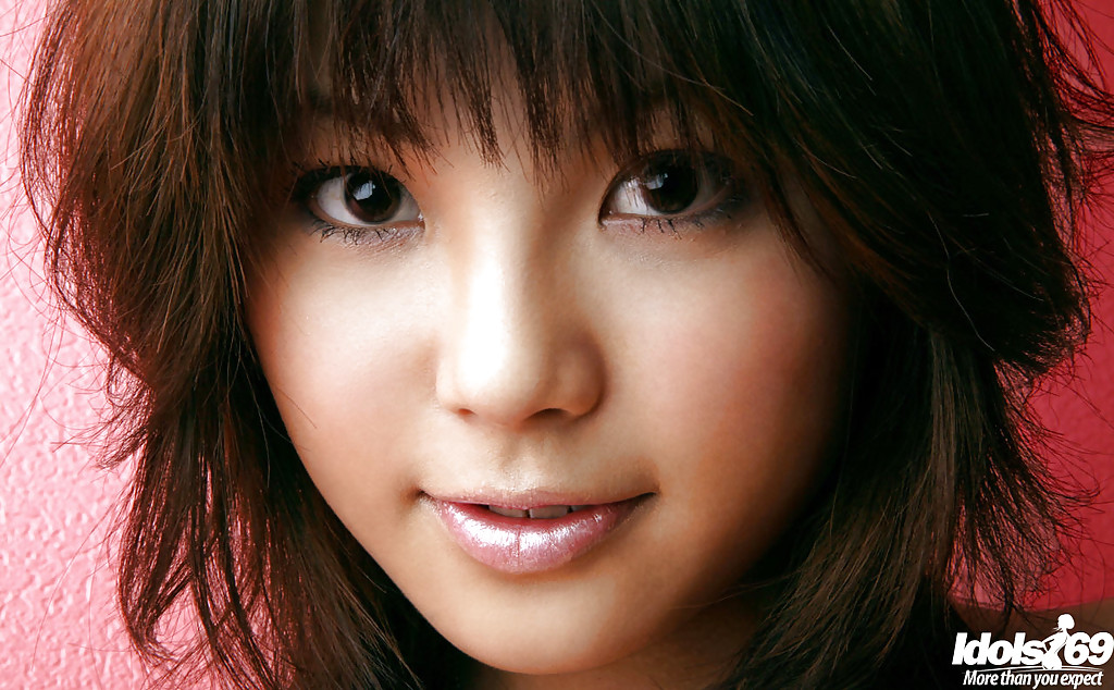 Азиатка блещет своей шикарной грудью 12 фото