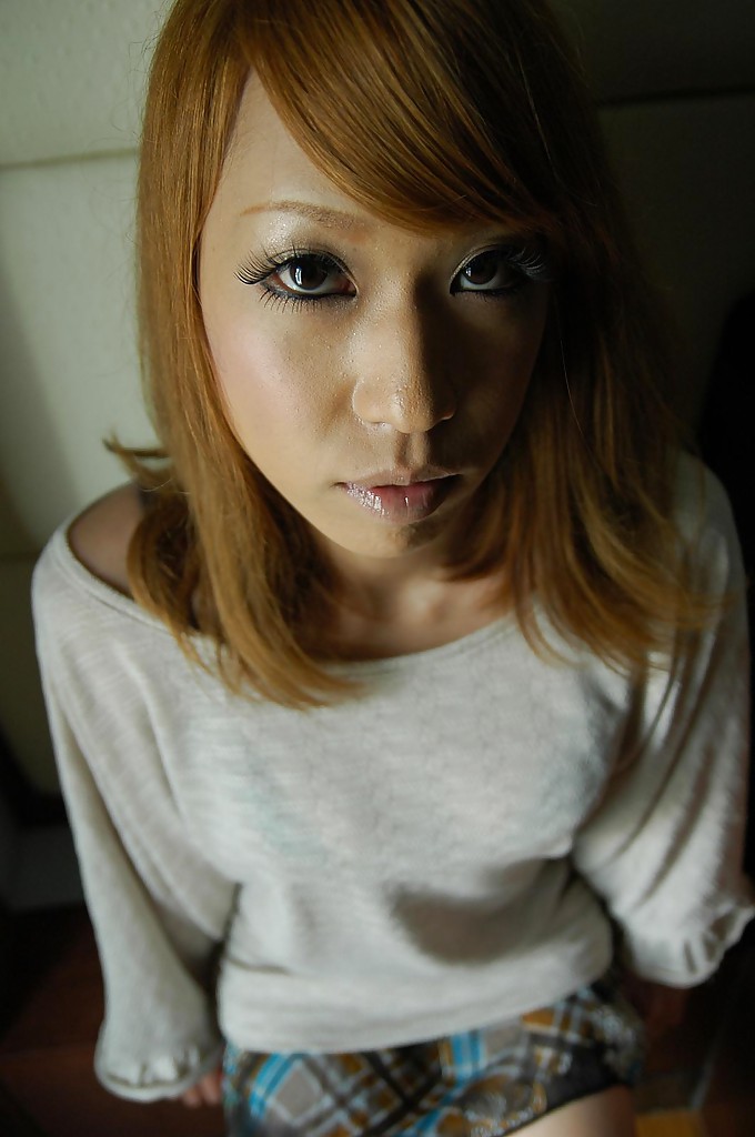 Азиатка похвасталась бельем и осталась голой 1 фото