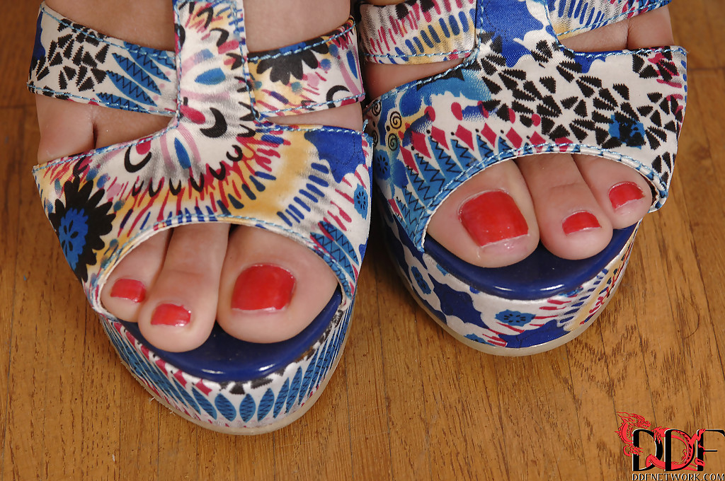 Стройная модель оголила свое безупречное тело 4 фото