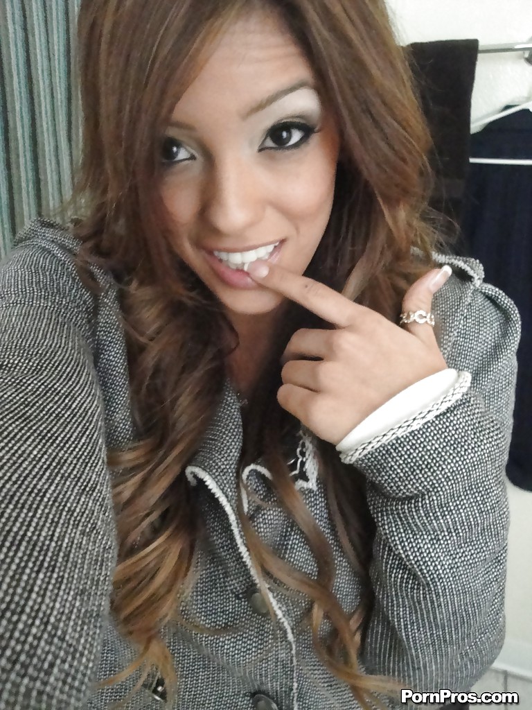 Подруги блещут пикантными местами 1 фото