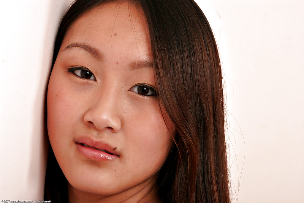 Узкоглазая брюнетка показала письку и стала в позу 12 фото