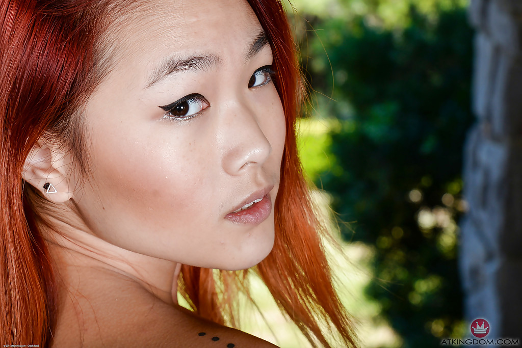 Рыжая азиатка голышом на стуле 16 фото