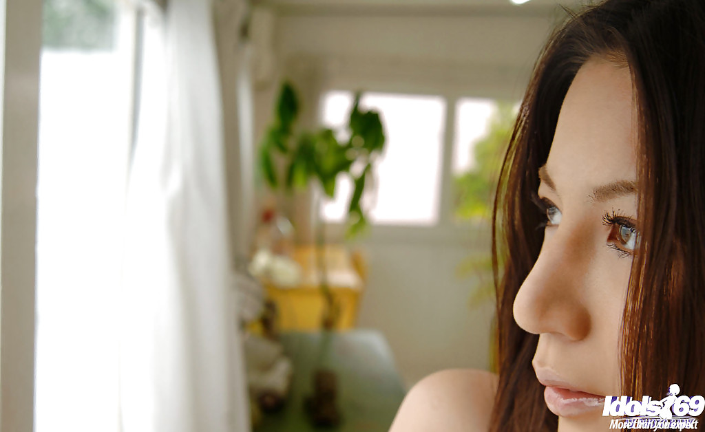 Азиатская сучка оголила прелести в гостях у друга 10 фото