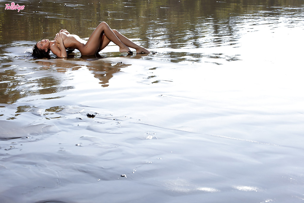 Грудастая нимфа ласкает киску на берегу океана 13 фото