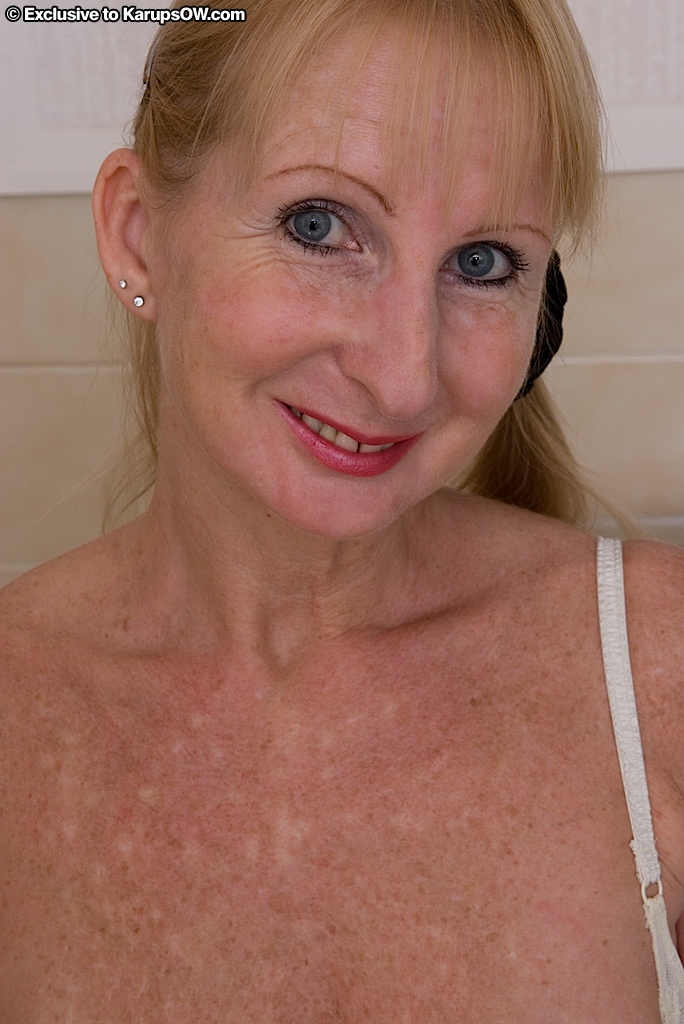 Прожженная дама хвастается красивым телом 6 фото