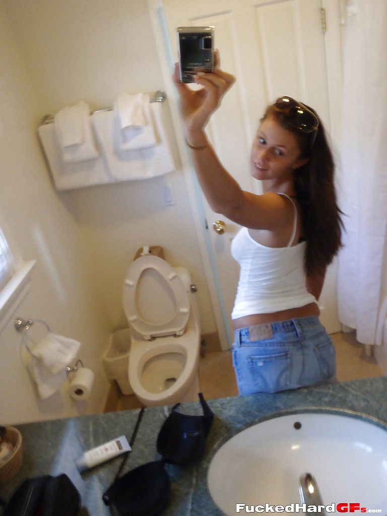 Прожженная мамзель показала мокрую щелку 5 фото