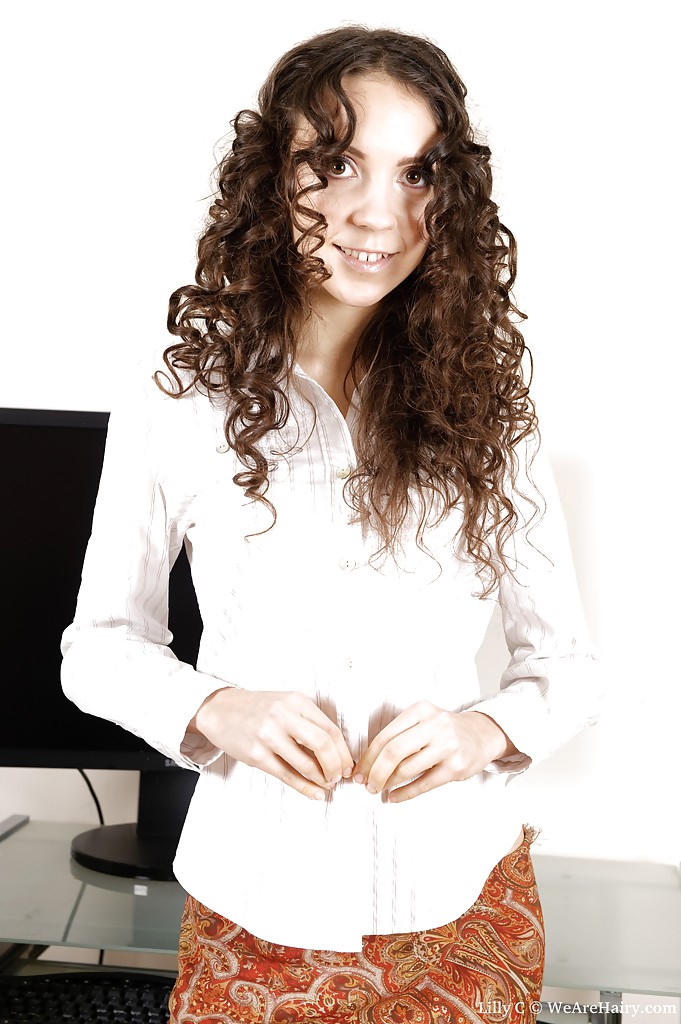 Худая секретарша показывает волосатую киску в офисе 3 фото