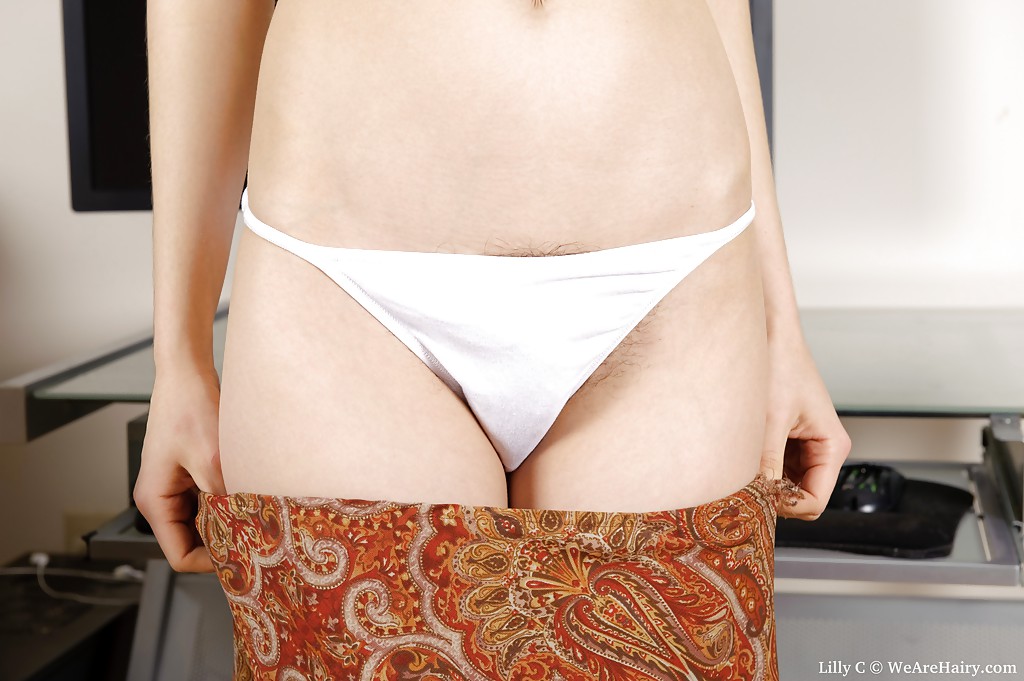 Худая секретарша показывает волосатую киску в офисе 5 фото