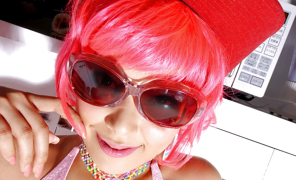 Азиатка с волосатой киской раздевается на кухне 7 фото