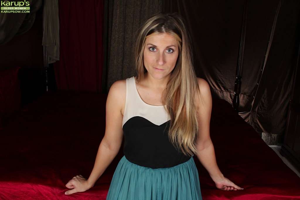 Возбужденная мамка раздевается и ждет мужа в постели 1 фото