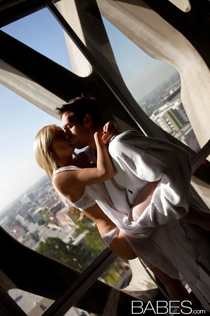 Романтичный секс с блондинкой в белых чулках 1 фото