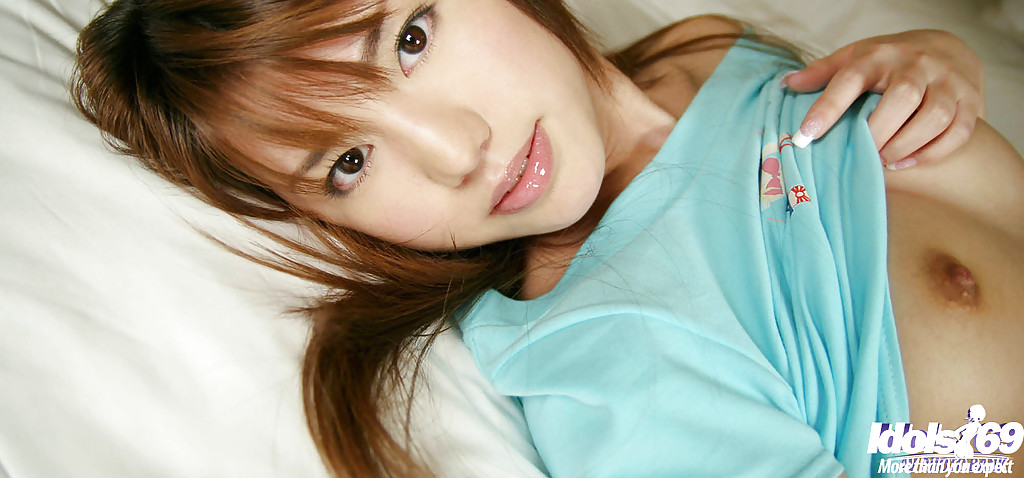 Сладкая азиатка в трусиках раздевается перед сном 9 фото