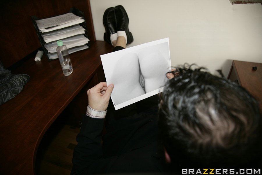 Секретарша в мини-юбке соблазнила озабоченного начальника 1 фото