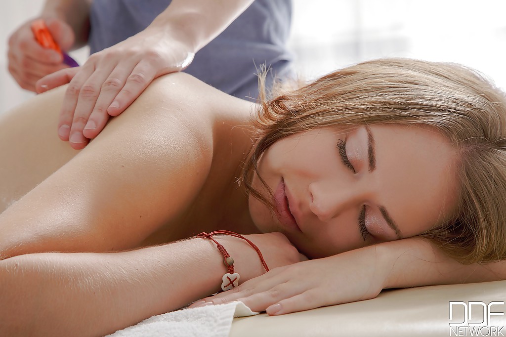 Массажист раздвинул половые губы клиентки и вогнал в мокрую пилотку стоячий член 1 фото